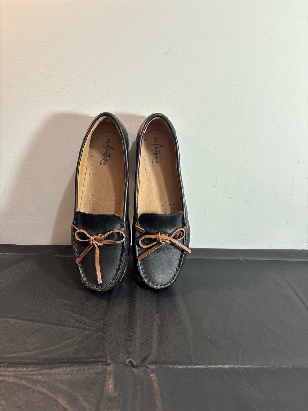 Clarks Womens Black Leather Moccasins with Tan Bow Accent. 9/12